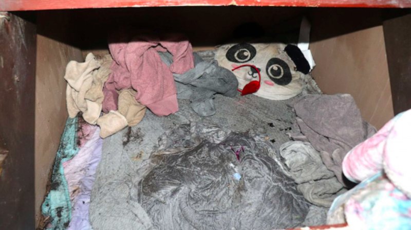 6-årig flicka hittad vid liv efter två år – gömdes under trappa 6-årig flicka hittad vid liv efter två år – gömdes under trappa
